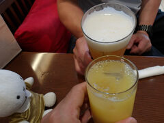 保安検査を受けて、サクララウンジへ入ります！
ホントにお疲れさまでした～！ということで、乾杯！