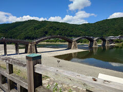 快晴。前回は大雨で断念した錦帯橋。今日は渡ります。