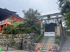 本堂を抜けるとすぐに地主神社。

工事中で今は参拝できません。