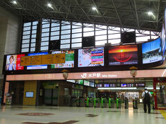 昨夕とうって変わって静かな水戸駅改札口まわり。