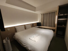 私が泊まったのは、ドーセットバイアゴーラ大阪堺です。
翌日に船で万博会場を目指すため、極力乗り場に近いホテルを探したところドンピシャなロケーションだったのでこちらに決めました。
南海堺駅の西口から出て一瞬「どこだ？」となりましたが、駅前すぐ近くにあるホテルアゴーラリージェンシーの脇を通ると、ホテルの建物が見えたので割とすぐにたどり着けました。