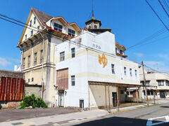 途中にあった今治ラヂウム温泉。大正９年に合併して今治市が誕生すると歓楽街をつくることになり、共楽館として大正８年に建てられたこの建物は、今治市のシンボルにもなりました。