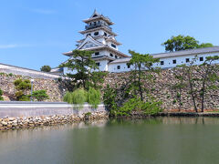 山里門手前の橋の上から天守を見上げます。昔からの石垣、松の木がより良い絵にしてくれます。