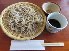 源智のそば・・・源智の井戸の隣にある　ノスタルジーなお蕎麦屋さん

かつて戸隠でそば打ち修行をした店主の打つお蕎麦　味わえます

今でも石臼で引いた　戸隠から北海度参の蕎麦粉　2：8で打って使用

だしはかつおのみ使用　無添加の醤油を使うこだわり

だしと蕎麦を茹でる水は　隣にある源智の井戸の水を使用

蕎麦は繊細で細め　味は甘めで　水の美味しさ引き立つ風味

今回　えごまそば（1000円）オーダー

えごまの実薬味に　香りと旨味UP

涼やかなスッキリ感＋ヘルシー感　感じる逸品

店内の湯のみにて　隣の源智の井戸の水汲んで　いただきました　　

