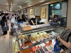 『ひさご寿しの歴史のご紹介です。

昭和25年京都・四条河原町にて創業

「ひさご寿し」は、昭和25年（1950）より、河原町通りにて暖簾をかけさせていただいております。寿司飯にこだわる関西寿司を中心に先人達の足跡をたどりながら、今も変わりなく商いをさせていただいております事に感謝申し上げます。
 
「ひさご寿し」のルーツ

当店「ひさご寿し」の創業者である故宇治田正一（1915 - 1982）は和歌山城門の鉄砲方を先祖として二男三女の末子として生まれ、長姉の嫁ぎ先である岸和田欄干橋の畔の料理屋「ひさご」にて修業を始めました。義兄でもある大将の若き頃の修業先、大阪「二葉ずし」の娘フミと昭和15年（1940）3月に結婚。半年余り後の10月に招集礼状、出征、南支に派遣されました。

他方、段々と悪化する戦況下の大阪で銃後の護りの留守家族のフミや姉妹の身を案じた長兄が、自分の居る京都に全員呼び寄せておりました。
 
終戦を迎え帰還した正一は家族、兄弟、姉妹全員が移って来ている京都を新天地として、兄姉、義兄の応援を受けて、フミ（1917 - ）と長姉静枝（1899 - 1998）も共に、寿司店「ひさご」を昭和24年（1949）に京都蛸薬師に小さな店舗を借りて開業しました。そして、数か月後の昭和25年（1950）に京都河原町の現地に移転、今日に至っております。
 
開店当初は戦後間もない為充分な食材も揃わない中、店頭に秤を設置し、お客様からお預かりした貴重な米約三十九匁を八十五匁のすしに加工するという京都府の条例の下でのスタートでした。開店当初より殆ど変らぬ「盛合わせ寿し」と共に、これも又変わらぬ「名代ちらし寿し」等、素朴ながら素材に拘りを持ち、下拵えに時間をかける関西寿しをベースに代々商いに邁進してまいりました。

この間、昭和44年（1969）に有限会社ひさご、昭和57年（1982）株式会社ひさご、平成10年（1998）に株式会社ひさご寿司に組織変更し、創業者のあと二代目に昭和57年（1982）より長女の婿、宇治田脩盂（1944 - ）が、そして平成21年（2009）より三代目として孫である宇治田恵室（1972 - ）が就いております。

昔ながらの手法で、皆様のお越しをお待ちしております
 
今日、多くのものが機械化されていく時代の中で、「ひさご寿し」の全てに昔ながらの手法で、一つひとつにぎり、巻き、抜いて作っております。心の通った手造りのぬくもりを味わっていただくため、時にはお待たせすることもあるかと存じますが、どうかご容赦下さい。
 
河原町通りの歩道から硝子越しに見える板場では、注文したお寿司が仕上がる様子を眺めることが出来ます。注意深くご覧いただくと、板場の前に積まれたヌキ板（透明アクリル製の棚板）に巻寿司、箱寿司等が出番を待っているのが分かります。

間口が狭いので判りにくいですが、持ち帰りだけでなく食堂でお召し上がりしていただく事も出来ます。食堂は1階と2階(2020年4月1日より全席禁煙）で計53席となっております。一階奥の小さな窓からは、お隣の日新河原町ビルのお庭を額庭としてご覧下さいませ。四条河原町では貴重な季節感をお裾分けしていただいております。お寿司の出前配達も行なっておりますので、お気軽にお問合せ下さい。
 
JR京都伊勢丹店と高島屋京都店
 
河原町本店の他に、JR京都伊勢丹店と高島屋京都店の地下売場に店舗を設けております。

デパートにお買い物の際は是非ひさご寿しにお立ち寄りください。』

http://www.hisagozusi.co.jp/04_about_hisago/index.html

