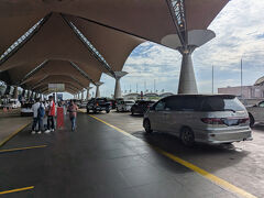 Trip.comの空港送迎でKILAに到着
こちらの空港はイミグレ前の検査はとても緩いですが、ゲート前にしっかりとした手荷物検査があります。
なので、空港内で購入したものでも水などは回収されるので要注意
