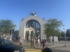 ルツェルン駅に着いてまずはコインロッカーにスーツケースを預けます。
料金は10フランで1700円ぐらい…。
スイスの物価高を感じ、この先が不安になります。。

写真は駅前のモニュメント。