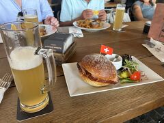 お昼ご飯兼疲れを癒しにRathaus Brauereiへ。
湖が見えるテラス席で地元のお爺さん2人と相席です。

ビールとミートローフを。
ビールはもちろんですが、ミートローフが予想外においしい！