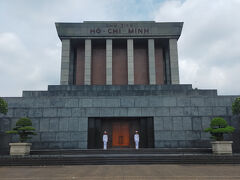 こちらがホーチミン廟です。
ホーチミン氏の遺体があんちされています。