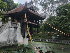 一柱寺
池の中にある1本の柱に支えられて建設されているお寺です