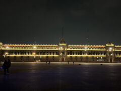 夜のPalacio 
Uberで空港に戻り、楽しかったメキシコ旅行を終えました。