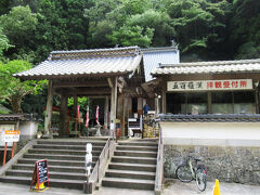 【羅漢寺】
　自転車を返却してから徒歩で向かいました。（約15分 汗だくです。)
　本堂の中に入り、胎内くぐりをして、裏にある縁切り羅漢の前を通り、
　道路を渡って、五百羅漢に行くという順序になっています。
　羅漢寺・五百羅漢合わせて拝観料 500円。