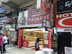 ホテルに戻る前に、インド人街のブリックフィールズを散策します。

インド系の店舗が立ち並び、金ショップなどが現れます。