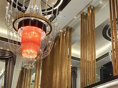 六本木駅から徒歩６分。
大都会のど真ん中にホテルはある。
行き交う人も多く、六本木交差点に近く、きらびやかな都会の喧騒を逃れ…。
さて、これから避暑地に向かう。