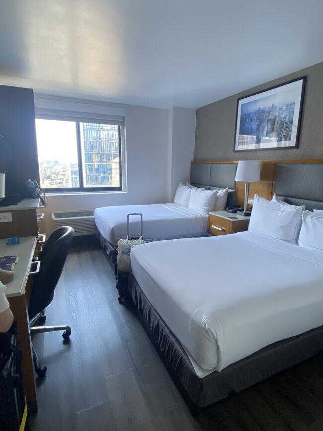 部屋はこんな感じ。<br />なんかだんだん泊まる部屋が小さくなっているな笑<br />でもこれで一泊2万円越えなんですよ…。ニューヨークの物価の高さを感じます。