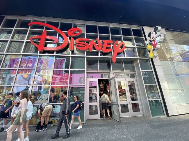 タイムズスクエアの前にあるディズニーストア。<br />自由の女神ミニーちゃんがいました。<br />ミッキーのこのポーズは、なんなんだ？<br />キングコングオマージュ？