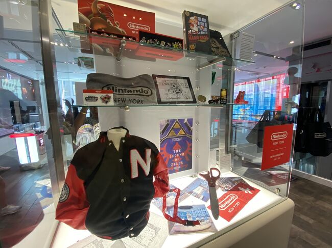ニンテンドーストアにはいにしえのニンテンドーグッズが展示されてます。