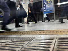 1Fの席はホームすれすれ。