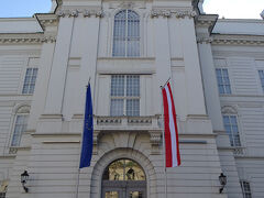 ・・・プルンクザールという世界一美しいとも称される国立図書館を見学。