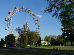 プラーター駅へ18:37到着。
13年前に滞在したホテルの最寄り駅で遊園地があり、ウィーン・パスで遊園地の名物であり、映画「3番目の男」のロケ地ともなった観覧車に乗れるということもあり、懐かしさと上空からのウィーンの景色を求めてやってきた。
