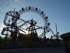大観覧車とジェットコースターが逆光に照らされ・・・