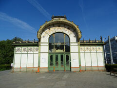 世界遺産にも登録されているカールスプラッツの駅舎。