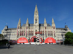 ・・・ウィーン市庁舎。個人的には世界でトップレベルの美しさを誇る市庁舎だと思う。明日が5月1日のメーデーということで、市庁舎前の広場ではイベントの準備をしていた。