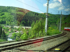 今乗っているこの電車がまさにゼメリング鉄道であり、2025年5月時点で世界に4つしかない、鉄道単体で世界遺産に登録されている、その記念すべき第1号の鉄道でもある。

車両がそこまで長くないため、最後尾に乗ってカーブで先頭車両を込みで風景を撮ろうとしてもこれが限界。