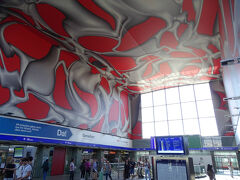 駅の天井が現代アート！駅内にマックもSPARもある！？