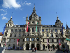 隣は州庁舎なのだが、明らかにこちらの市庁舎の方が豪華。