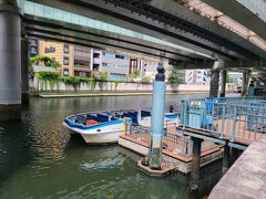 こちらがクルーズに使用する船。HPによると日本橋川・神田川専用設計クルーザーで、全長約11ｍ、定員は44名で、船尾には水洗トイレもあります。