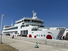 直島へは、高松港からか、岡山県の宇野港からの2ルートありますが、今回はその後、高知へ行きたかったこともあり、高松市内に宿を取ることに。

朝6時55分羽田発のANA便で高松へ。
高松空港から高松港へはリムジンバスが出ていますが、港の数箇所手前のバス停前のホテルを予約し、そこに荷物を預けて、いざ、直島。
時間の関係で、往路はフェリーでしたが、港の案内所で瀬戸内国際芸術祭のチケット購入できます。