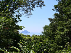 地中美術館は予約制なのですが、フェリーの時間に合わせて、11時45分の予約をとっていました。
バス停はチケットセンター前にあるのですが、入り口はそこから5分くらい戻る感じ（本村側から来る場合は、さらに先に行く感じ）。
入り口前にはあまり待つ場所はないので、早く着いた場合はチケットセンターで休憩がてら待つのがいいと思います。

地中美術館は安藤忠雄の建物で、建物自体も見どころ。
作品は、モネとタレル、ウォルター・デ・マリアの3人の作品だけで、必ずしも多いわけではないですが、1つひとつが充実の作品群。見応えありです。
