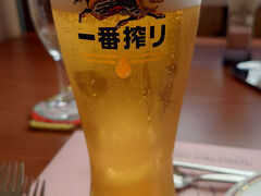 こんな日はビールに限ります。

老舗のレストラン、キエフにて。
ロシア料理、ウクライナ料理、ジョージア料理を出してくれます。

お料理の様子は別の旅行記で。