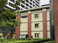 あかいくつ号A17 馬車道駅前停留所前からすぐ近くのビルボードライブ横浜の入るKITANAKA BRICK&WHITE （北仲ブリック&ホワイト）