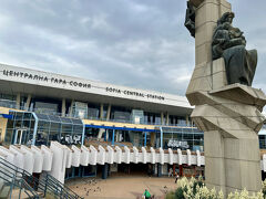 17：30頃ソフィア中央駅へ到着！
コプリフシティツアでペットボトルの水漏れで鞄の中が水浸し。
スマホのバッテリーの残量は数パーセント。
何度もモバイルバッテリーの回復を祈り試してみましたが、
一向にスマホへはチャージされず。
メトロで行っても良かったのですが、メトロ駅から
ホテルまでの道のりでGoogleマップ起動できなかったら？っと
心配になり、タクシーでホテルへ一直線。