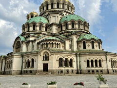 旅行10日目スタート！　
本日はリラ修道院へ行く現地ツアーに参加するため、
ホテルを8：30に出てまずはアレクサンダル･ネフスキー寺院へ。
集合場所がちょっと分かりにくかったのですが、
何とか見つけました。

同宿のHさんとAさんも同じツアーでホッとしました。
集合場所で知り合ったドイツ人のおじさんの経歴が普通でないため、
バスの中ではドイツ人のおじさんとずっとおしゃべり。