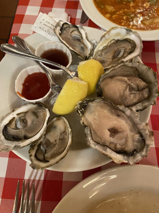 生牡蠣ー！<br />当たったらどうしようかとちょいヒヤヒヤしましたが、抗えなかった…。ぷりぷりで美味しい…！