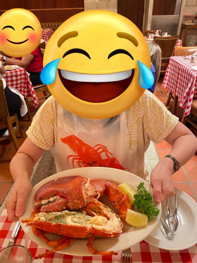 そしてメインのロブスター…<br />でっかい！！やばい！！<br />ハサミのデカさみてこれ。<br />あまりのデカさに二人で「まじか」と呟いてしまった。<br /><br />しかしまぁ身がぷりぷりで本当に美味しいのです。<br />カニをほじくるときのように無言になってしまいました…。<br />うまい。蟹味噌も（ロブ味噌？）美味い！