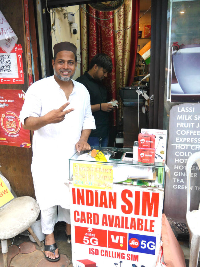 sudder street　サダー・ストリートのSIM屋のアキラさん。