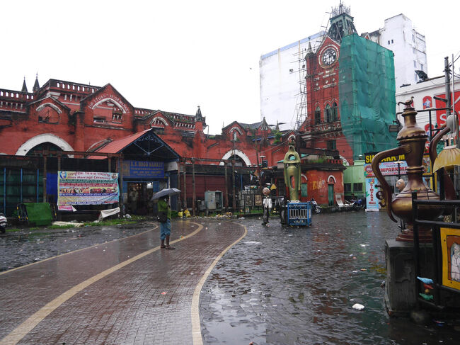 ニュー・マーケット・コルカタ周辺。うざい人がいっぱい寄ってきます。無視しましょう。「何を探しているのだ。私が手伝う。」こんな感じで近づいてきます。<br />何か買いたいものがあればメトロ駅周辺に安い店がいっぱいあります。ここは場所代が高いので基本的に高価格になると思います。アジア人は目立ちます。