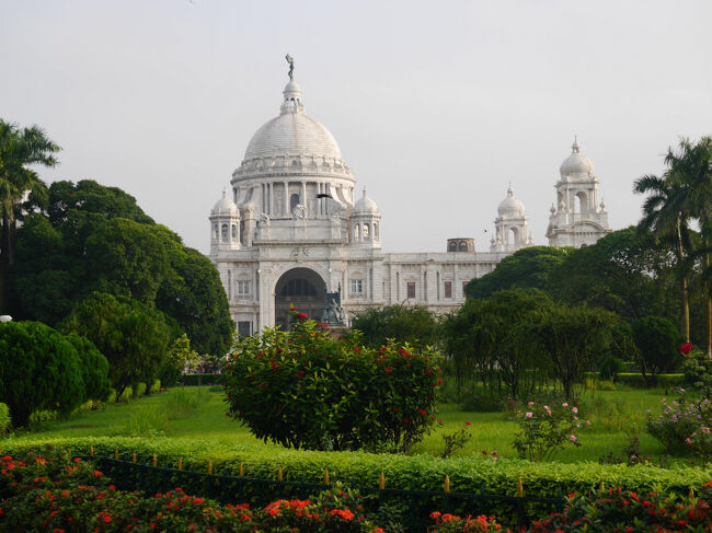 ビクトリア・メモリアル　　Victoria Memorial<br />ビクトリア記念碑はコルカタ中央部のマイダンにある大きな大理石の記念碑で、クイーンズ ウェイに入り口があります。 1906 年から 1921 年にかけてイギリス領インド帝国によって建設されました。 1876 年から 1901 年までインドの皇后であったビクトリア女王の記憶に捧げられています。 ウィキペディア