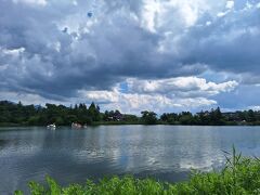 蓼科湖&#10024;

以前、蓼科からすぐの白樺湖に行った時は、空気が澄んでいて、とても綺麗で感動しましたが、こちらは人が多く、全体的にガチャガチャした雰囲気でした&#128166;