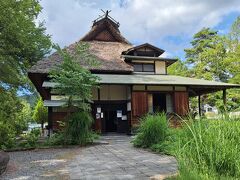 PM2:30
蓼科湖からすぐ、今回の旅の目的でもある、小津安二郎監督の無藝荘に到着です&#10024;

2年程前に小津監督の映画を見てから、ファンの私&#128522;
ワクワクしながら中に入ります♡

ここで(移転してますが)、映画のシナリオを書いたり、スタッフ俳優さん達とお酒を飲んだりしていたのね～&#127862;