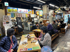 ちょうど昼時とあって観光客も多い。