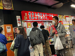 「屋台と餃子とビールは高知の文化です。」と力強いメッセージを掲げているのは、高知を代表する餃子の安兵衛のひろめ市場店。
安兵衛の餃子の特徴は、一口サイズでカリッとした皮。テント張りの屋台の本店は、夕方になると人が集まり、いつも満席らしい。