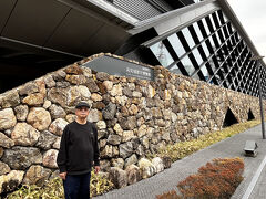 ひろめ市場の隣。高知城の堀端に高知県立高知城歴史博物館。
おしゃれな外観だ。