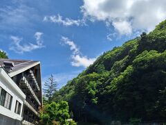 PM3:00

創業大正十五年 蓼科親湯温泉に到着です&#10024;

綺麗な木々と川の音に癒されます&#128525;

親湯温泉の宿泊記は、②に続きます…♡