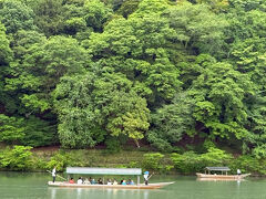 前回車を購入した時から2年ほどしか経っていないので、それほど基本性能は変わっておらず、説明もほどほどに終了。
早速、慣らし運転のドライブに出かけましょう。
まずは、ロケーション良し場所で撮影がしたいとのことで嵐山へ。