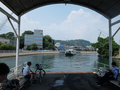 渡し船で本州へ。
この川は尾道水道につながっているのですが、干満の差によって景色がかなり変わります。この時は満潮付近。